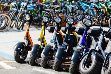 Otoparka park etmiş bir scooterın yakınına.