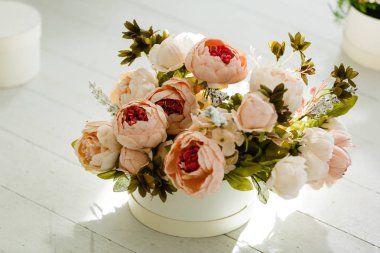 Masada güzel pembe ve beyaz çiçekler - düğün günü süslemesi