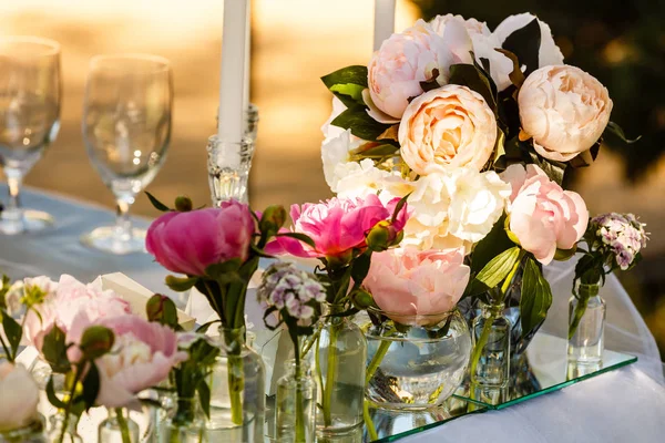 Vue Rapprochée Décor Table Mariage Avec Pivoines Blanches Roses — Photo