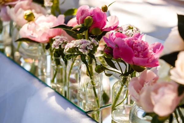 Nära Utsikt Över Bröllops Bord Dekor Med Vita Och Rosa — Stockfoto