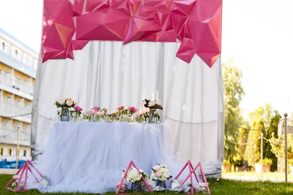 Mesa Boda Decorada Con Flores Frescas Para Ceremonia Aire Libre —  Fotos de Stock