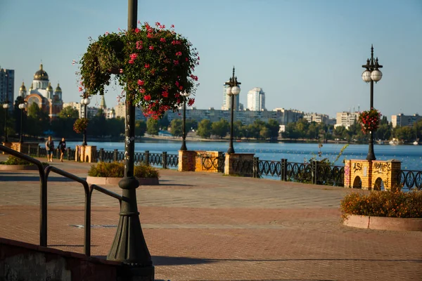 Miasto Nasyp Stylowe Wiszące Kosze Kwiatowe Słupki Lampy — Zdjęcie stockowe