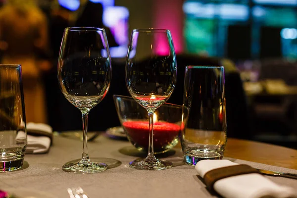Deux Verres Vin Bougie Lumineuse Préparés Restaurant — Photo