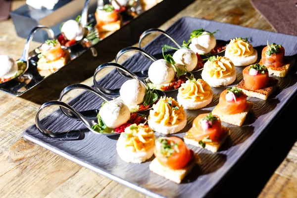 Kutlama Etkinliğinde Restoranda Taze Lezzetli Atıştırmalıklarla Catering Hizmetleri — Stok fotoğraf