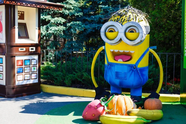 Glücklich Minion Dekoration Auf Park Hintergrund — Stockfoto