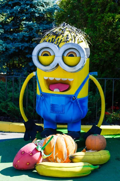 Foto Vertical Minion Figura Filme Despicável Com Frutas Parque Cidade — Fotografia de Stock