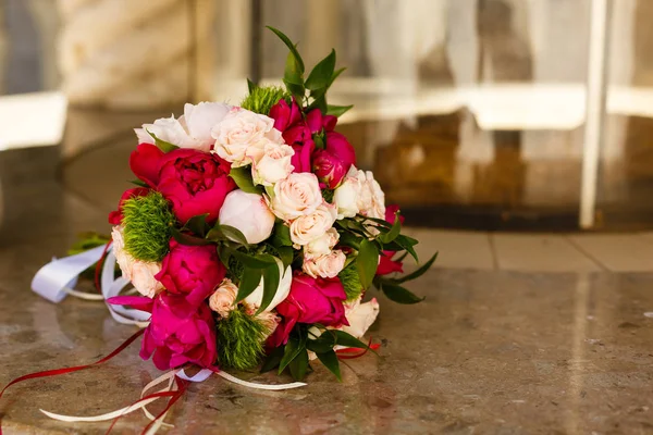 Fantastisk Bukett Färska Röda Och Vita Blommor Som Ligger Vid — Stockfoto