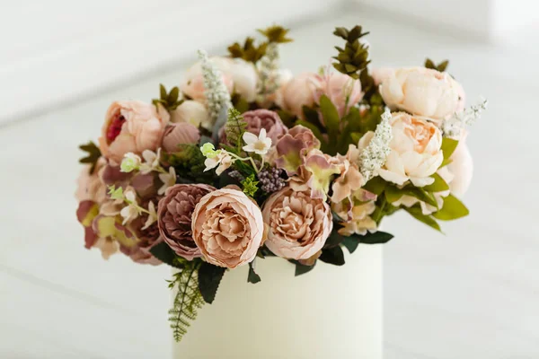 Vackra Rosa Och Vita Blommor Vit Bakgrund Bröllop Dag Dekoration — Stockfoto