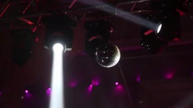 Karanlık taraf yerde parlayan soffits görünümü Kapat