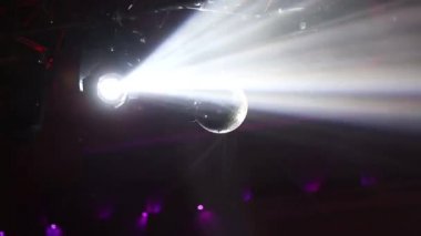 Karanlık taraf yerde parlayan soffits görünümü Kapat