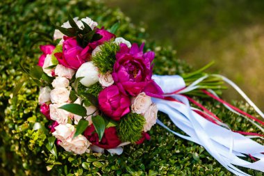 Taze kırmızı ve beyaz çiçekli düğün buketi 