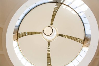 Gündüz vakti modern bir kilisenin içinde. 