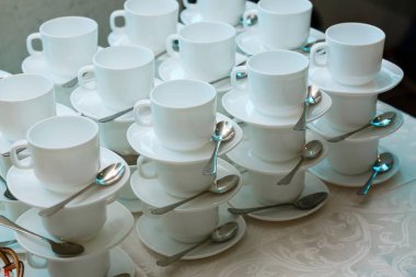 Masada beyaz fincanlar ve tabaklar 