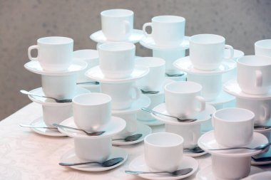 Bir sürü beyaz bardak.