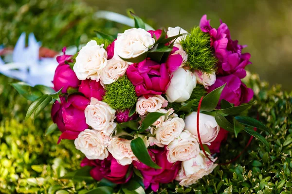 Impressionnant Bouquet Fleurs Rouges Blanches Fraîches Sur Fond Vert — Photo