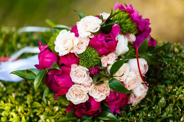 Bröllopsbukett Färska Röda Och Vita Blommor — Stockfoto