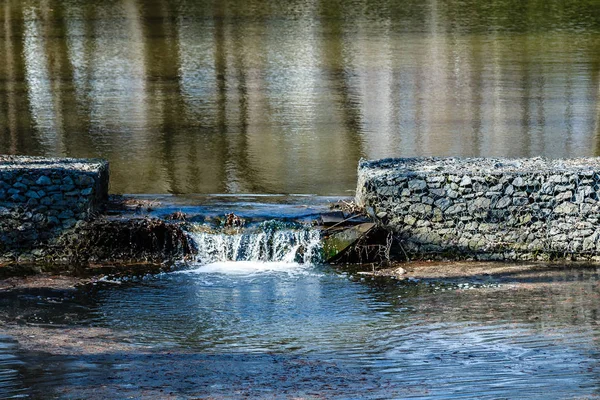 Mały Wodospad Parku Woda Spadająca Kamiennej Kaskady Pobliżu Stawu Zbliżenie — Zdjęcie stockowe