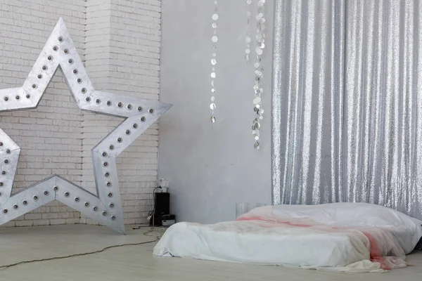 Ασήμι Και Λευκό Εσωτερικό Του Δωματίου Κρεβάτι Κουρτίνα Και Αστέρι — Φωτογραφία Αρχείου