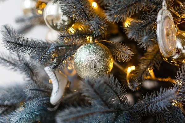 Árbol Navidad Decorado Con Bolas Plata Primer Plano — Foto de Stock