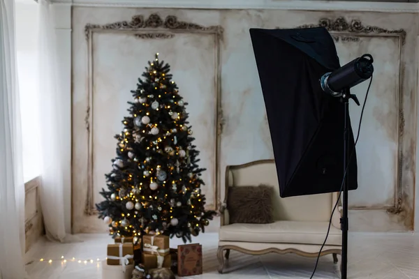 寒假的概念 装饰圣诞树在摄影棚的内部 — 图库照片