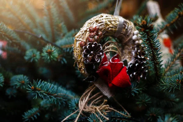 Corona Natale Decorazione Con Pigne Vischio — Foto Stock