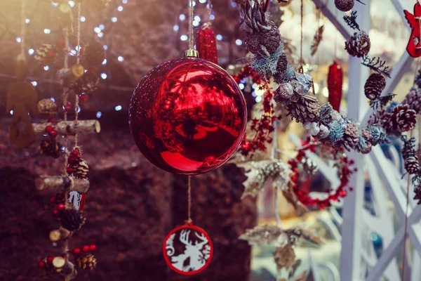 Bugiganga Natal Vermelho Pendurado Grinalda Branca Natal Nevado — Fotografia de Stock