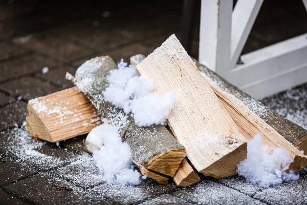 Brandhout Bedekt Met Sneeuw Klaar Voor Gebruik Een Open Haard — Stockfoto