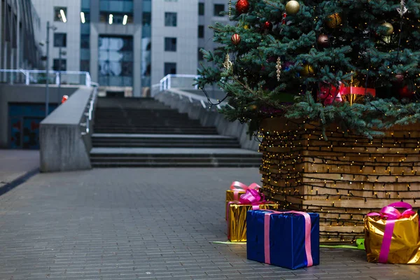 Ein Schön Geschmückter Weihnachtsbaum Auf Einem Stadtplatz Nahaufnahme — Stockfoto