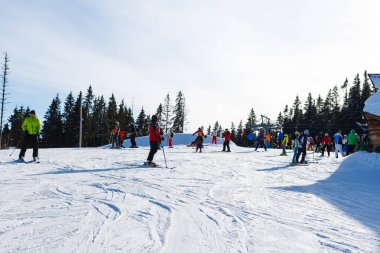 Kış tatili için panoramik spor merkezi manzarası 
