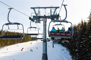 Kış tatili için panoramik spor merkezi manzarası 