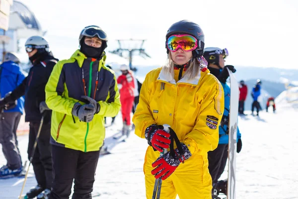 Femme Combinaison Hiver Jaune Skis Équitation Dans Les Montagnes Enneigées — Photo
