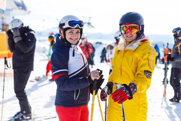 Couple Femmes Combinaison Hiver Skis Équitation Dans Les Montagnes Enneigées — Photo