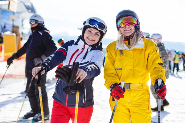 Couple Femmes Combinaison Hiver Skis Équitation Dans Les Montagnes Enneigées — Photo