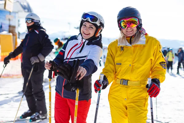 Пара Женщин Зимних Комбинезонах Катаются Лыжах Снежных Горах — стоковое фото