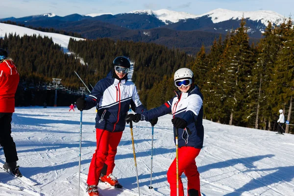 夫妇在滑雪服在冬天的森林中摆姿势 — 图库照片