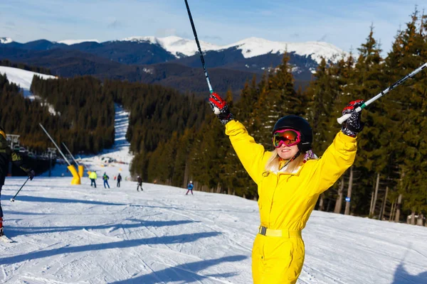 Mulher Feliz Terno Esqui Amarelo Descansando Neve Branca — Fotografia de Stock