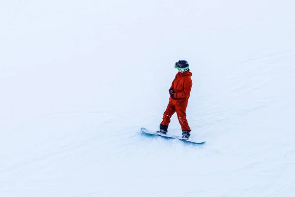 Сноубордист Прыгает Воздуху Глубоким Голубым Небом Заднем Плане — стоковое фото