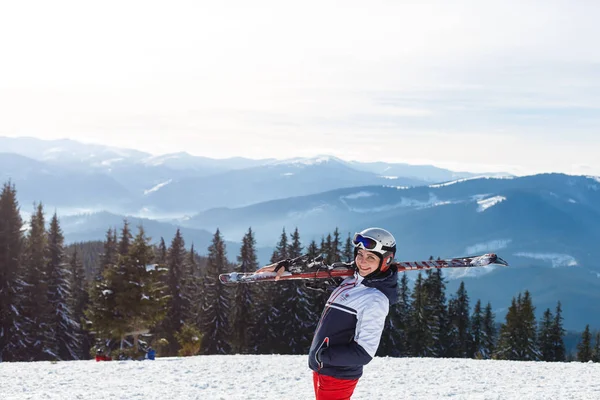 站在山顶的女滑雪者 — 图库照片