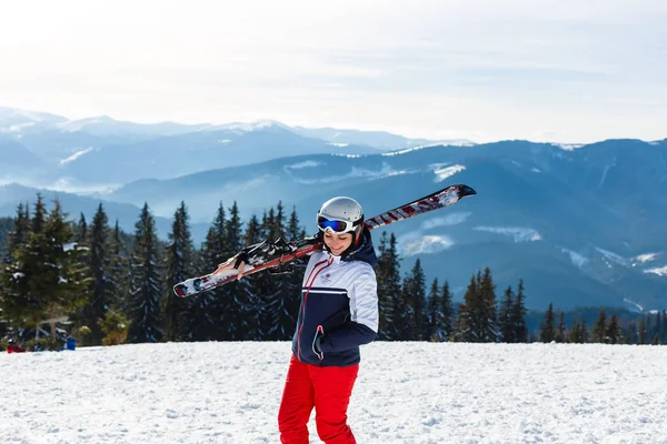 站在山顶的女滑雪者 — 图库照片