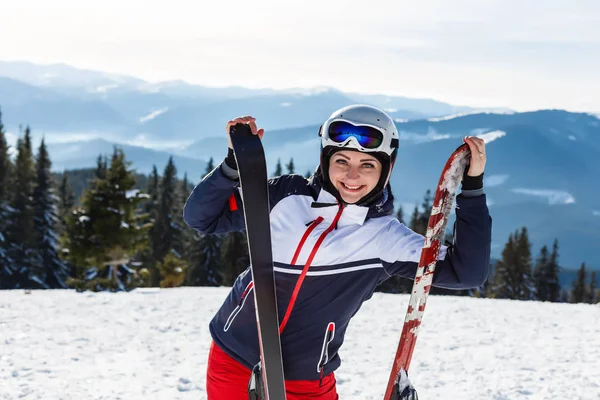 Esquiador Feminino Topo Montanha — Fotografia de Stock