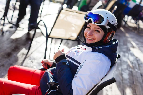 Mujer Joven Descansando Después Esquiar Terraza — Foto de Stock
