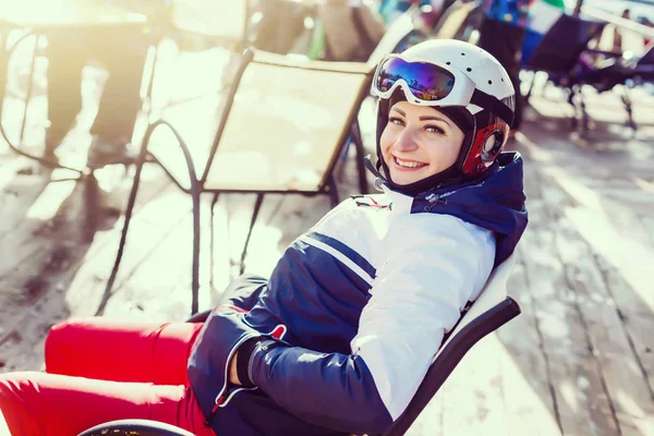 Junge Frau Ruht Sich Nach Skifahren Auf Terrasse Aus — Stockfoto