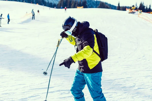 スキーを保持し 美しい雪に覆われた山々を見て コピースペースで雪の山を考えている若い男 サイドビューの冬のスキーヤー男とともにマスクスキー用具屋外 — ストック写真