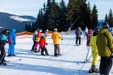 Kış tatili için panoramik spor merkezi manzarası 