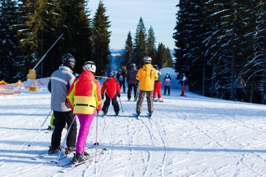 Kış tatili için panoramik spor merkezi manzarası 