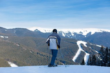 Karpatlar, Bukovel, Ukrayna. 28 Ocak 2017. Dağlarda kayak merkezi..