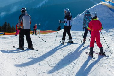 Kış tatili için panoramik spor merkezi manzarası 