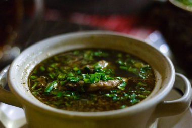Yeşil çay ve otlu çorba.