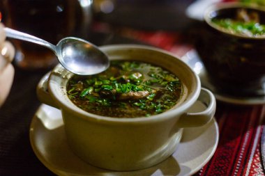 Bitki ve baharatlı çay çorbası.