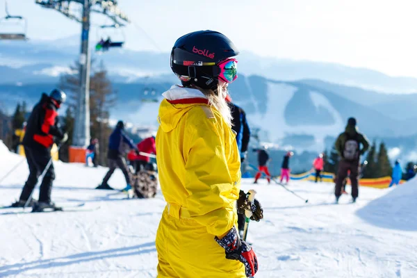 Kvinna Gula Vinter Overall Rider Skidor Snötäckta Berg — Stockfoto